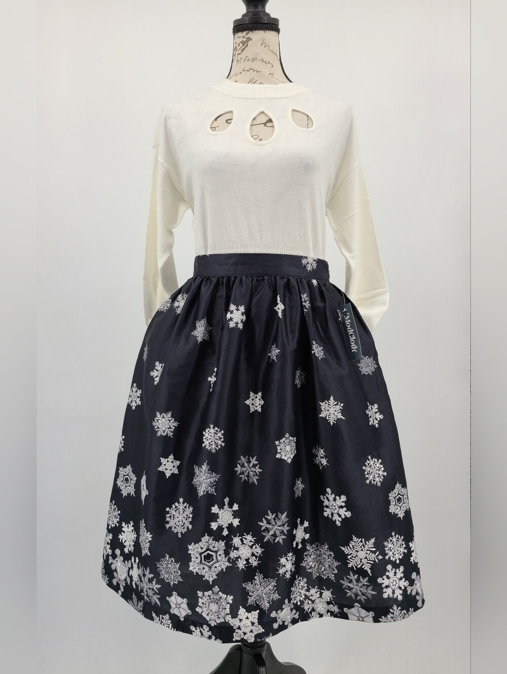 Modcloth Winter Outfit With 100% Cotton Black Snowflake Skirt And Sweater Size 6